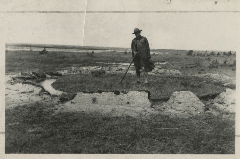 Eesti Skautide III suurlaager Paralepas 09.-19.07.1936; laagrilehe Hõissa Poisid toimetaja Heino Jõe inspekteerimas tormist tingitud üleujutuskahjusid laagri piirkonnas