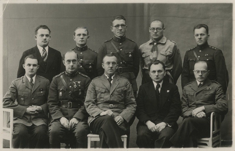 Noorte Kotkaste Tartu maleva staap 1935. aastal; vasakult istuvad: instrukor E. Tõldsep, malevavanema abi kolonel G. Leets, malevavanem J. Lang, abivanem prof. E. Ein, pealik E. Valdas; seisavad: maleva propagandapealik E. Looga, lippur leitnant Milles, abipealik leitnant A. Martinson, signalist A. Marvet, abipealik leitant J. Lest