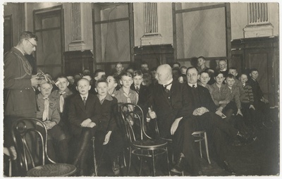 Noorte Kotkaste lennukimudelite valmistamise kursused Tartus 1932. aasta kevadel, kapten Voldemar Andresen noorkotkastele lennukimudelit tuvustamas  duplicate photo