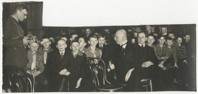Noorte Kotkaste lennukimudelite valmistamise kursused Tartus 1932. aasta kevadel, kapten Voldemar Andresen noorkotkastele lennukimudelit tuvustamas  duplicate photo