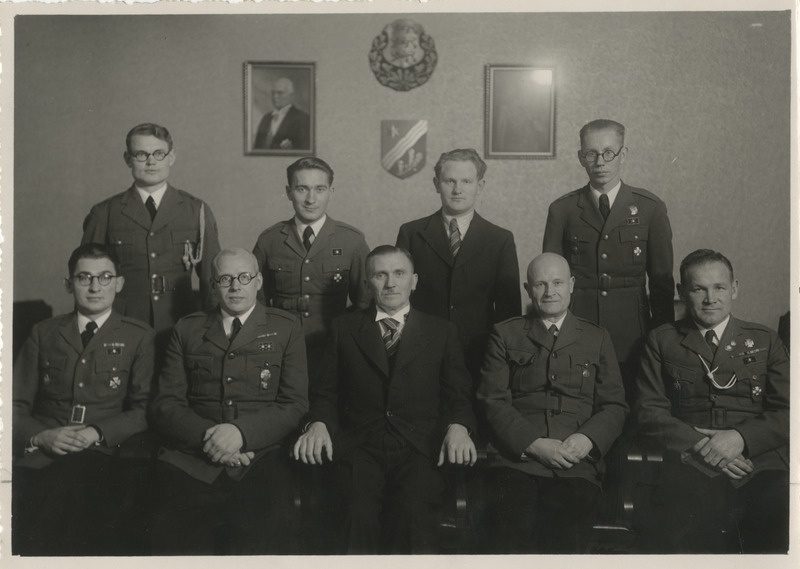 Noorte Kotkaste Tartumaa maleva staabi koosseis 1940. aasta kevadel; istuvad vasakult: abipealik noortemagister V. Hiir, pealik maanõunik H. Treial, malevavanem maavanem H. Lauri, abivanem noortemagister G. Reial, abipealik noortemagister E. Vardja; seisavad staabiliikmed H. Kaalep, E. Illaru, A. Kikerpill, M. Maran