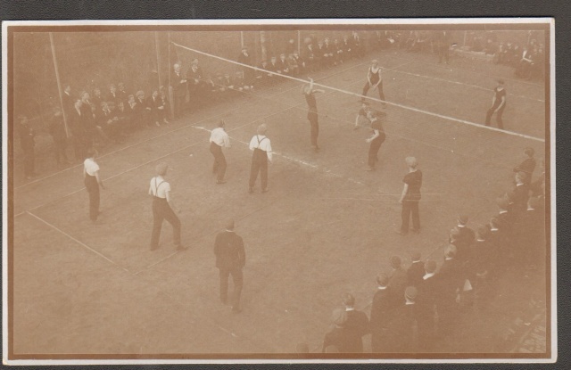 foto, Paide Ühisgümnaasiumi noored Vallimäel võrkpalli mängimas 1930