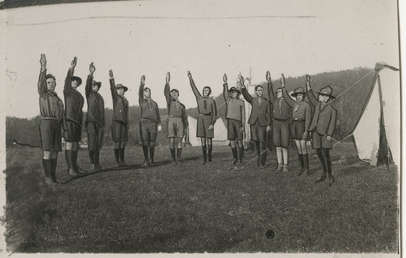 Tartu skautide V (Noorte Meeste Kristliku Ühingu) rühma suvelaager Pangodis 06.1929, skaudid lipu heiskamisel saluteerimas
