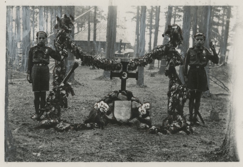 Eesti Skautide III suurlaager Paralepas 09.-19.07.1936, Rakvere skautide maleva poolt püstitatud mälestusmärk Eesti skautluse rajajale Anton Õunapuule Paralepa männikus, tagaplaanil väliköök ja Lääne skautide tare