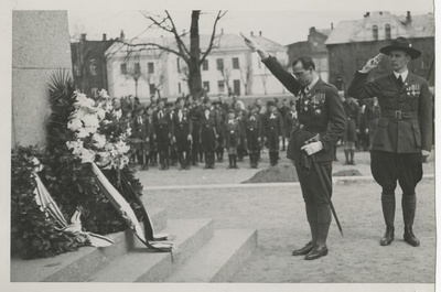 Tartu skautide ja gaidide kevadpidustused Tartus 03.-05.05.1935, Läti skautide juht J. Dombrovskis saluteerimas pärast pärja asetamist Vabadussõja mälestussamba jalamile, tema kõrval Tartu skautide maleva juht H. Michelson  similar photo