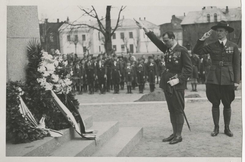 Tartu skautide ja gaidide kevadpidustused Tartus 03.-05.05.1935, Läti skautide juht J. Dombrovskis saluteerimas pärast pärja asetamist Vabadussõja mälestussamba jalamile, tema kõrval Tartu skautide maleva juht H. Michelson