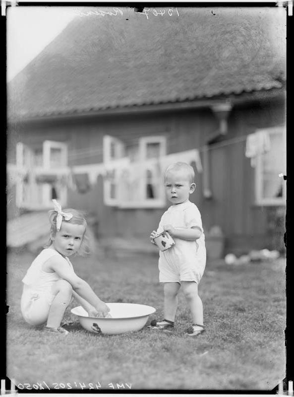 fotonegatiiv, Rosenberg, kaks väikelast õuemurul, pesukauss, 1912 foto J. Riet
