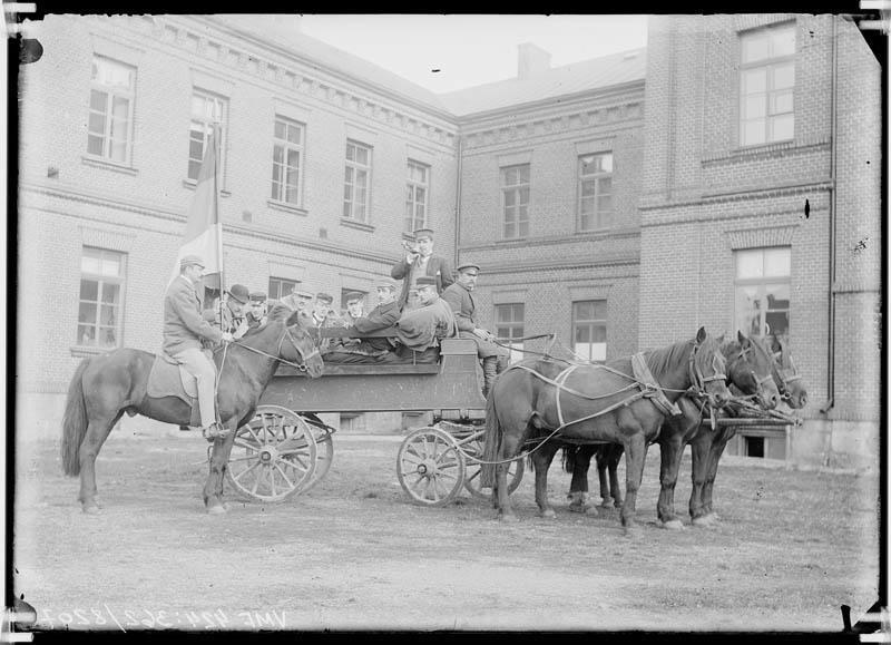 fotonegatiiv, Viljandi, Uueveski tee 1, gümnasistid kooliõuel, hobused, vanker u 1914 foto J. Riet