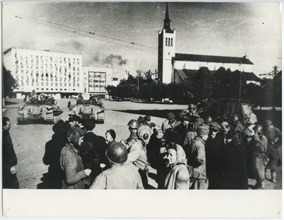 Punaväe tankid ja sõdurid Vabaduse väljakul.  duplicate photo