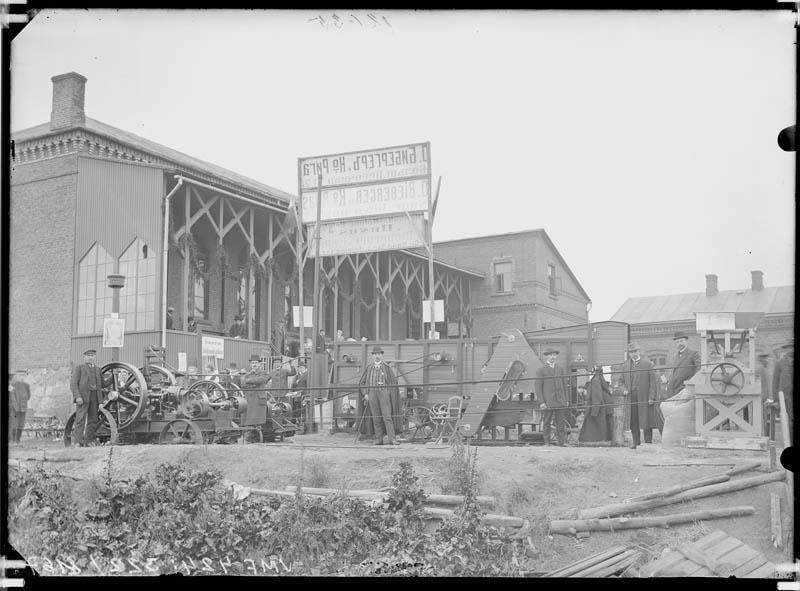 fotonegatiiv, põllumajandusnäitus VEPS'i õuel (aurumasin, viljapeksumasin, veski) Jakobsoni tn 42, 1911 foto J. Riet