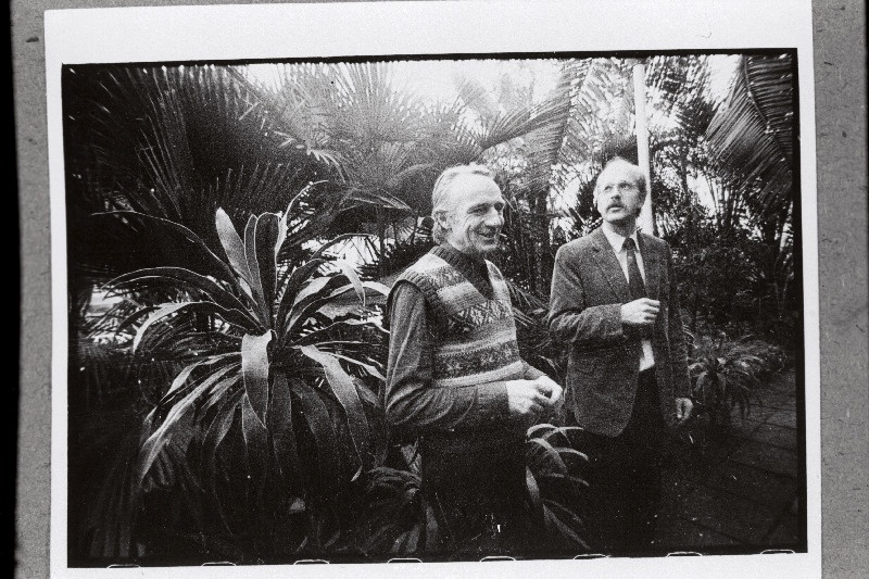 Tartu Botaanikaaia vaneminsener Jaan Tänavots (vasakul) ja direktor Andi Pärn palmide all.