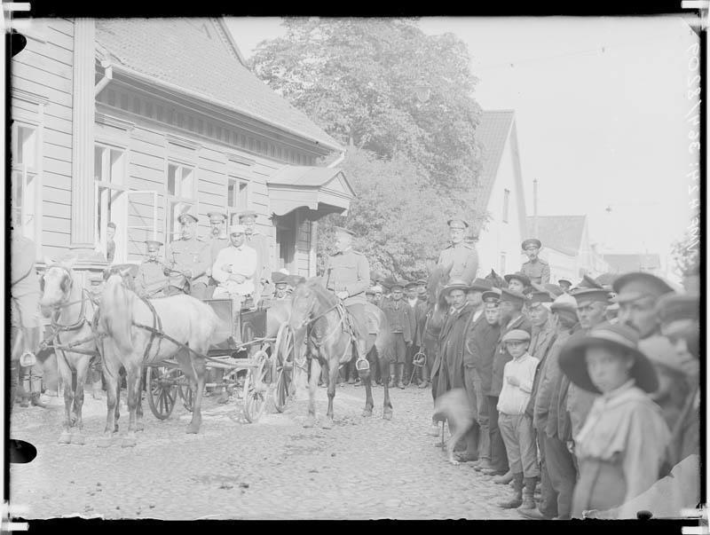 fotonegatiiv, Viljandi, Posti tn 11, sõdurite saatmine, I Maailmasõda u 1914 foto J. Riet