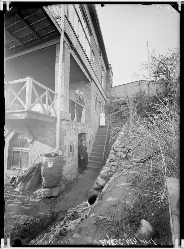 fotonegatiiv, Viljandi Pikk tn 39 G. Blumbergi maja, terrassil majaomanik naisega 1913 foto J. Riet