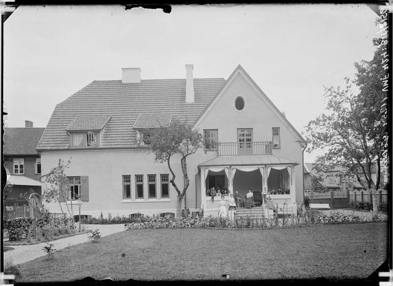 fotonegatiiv, Viljandi, Pikk tn 4 Oskar Christian Gableri maja aia poolt 1910 foto J. Riet
