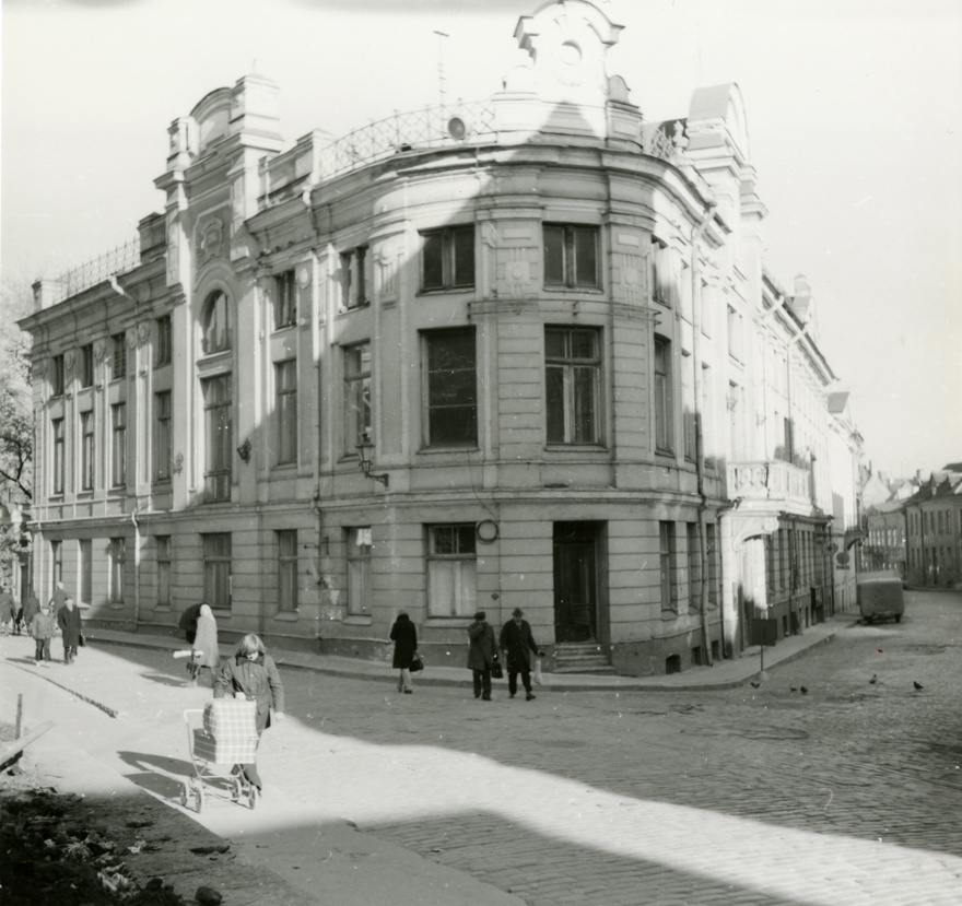 Nukuteater, end Aadliklubi, hoone vaade tänavanurgalt. Arhitektid Nikolai Thamm noorem, Arthur Hoyningen-Huene