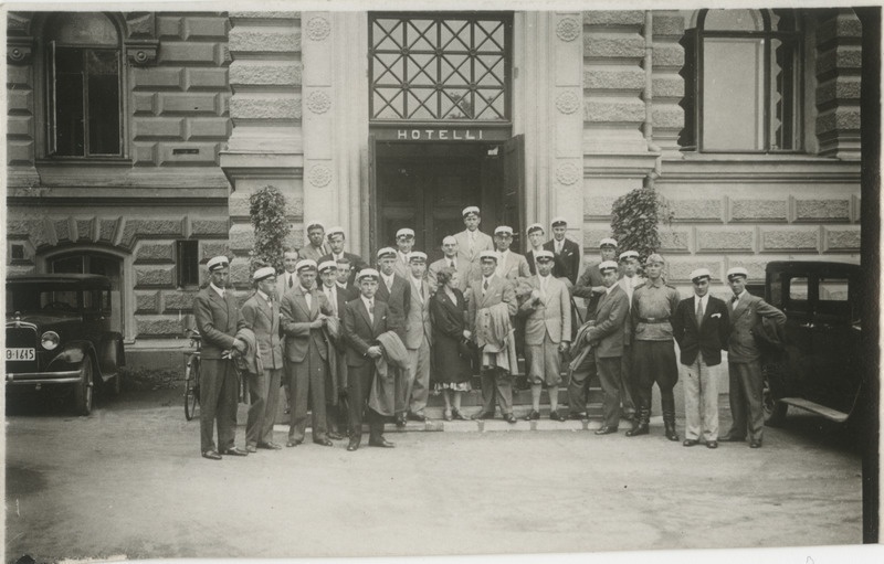 Tartu ülikooli akadeemilise pere liikmed välismaal hotelli ees