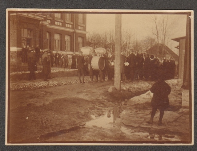 foto, Järva Maakonna Paide Ühisgümnaasiumi õpilased kooli ees 1930-ndad