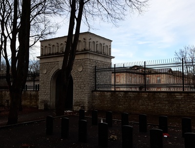 Sõjaväekalmistu väravehitis-monument, 2 vaadet. Arhitekt Edgar Kuusik rephoto