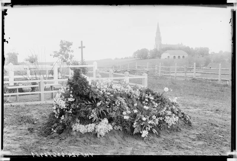 fotonegatiiv, Viljandi Vana kalmistu, Sanderi hauaplats, eemal Pauluse kirik, magasiait varemetes, 1918, foto J. Riet