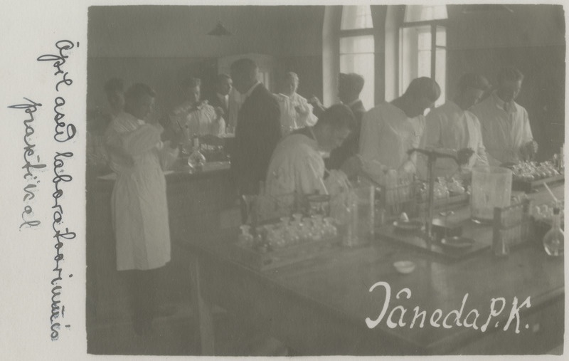 Jäneda põllutöökooli õpilased laboratooriumis praktikal