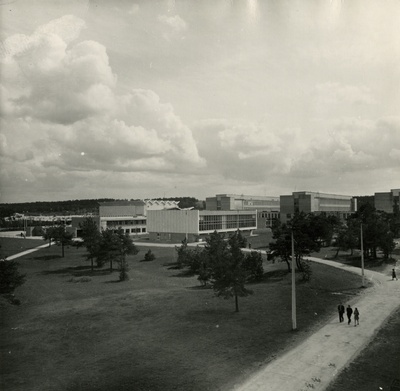 Tallinna Tehnikaülikooli peahoone, kaugvaade õppekorpustele, ees raamatukogutiib. Arhitektid Uno Tölpus, Henno Sepmann, Olga Kontšajeva  similar photo