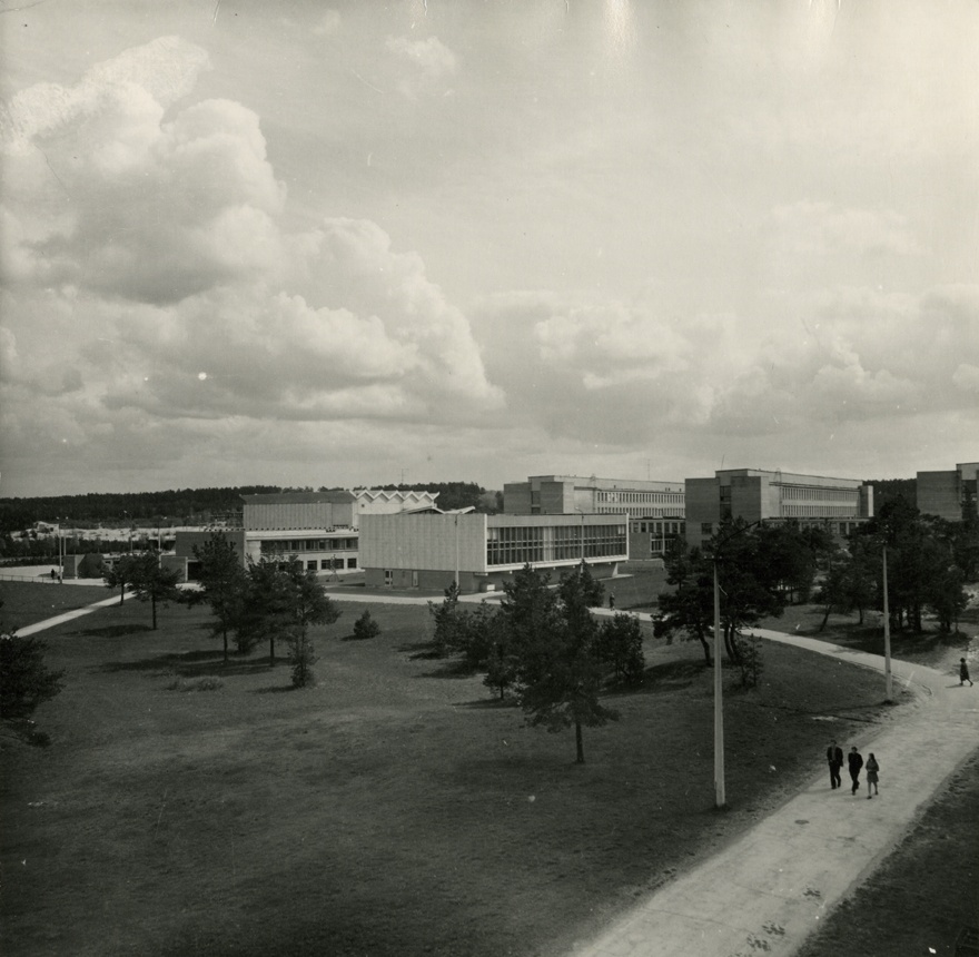 Tallinna Tehnikaülikooli peahoone, kaugvaade õppekorpustele, ees raamatukogutiib. Arhitektid Uno Tölpus, Henno Sepmann, Olga Kontšajeva