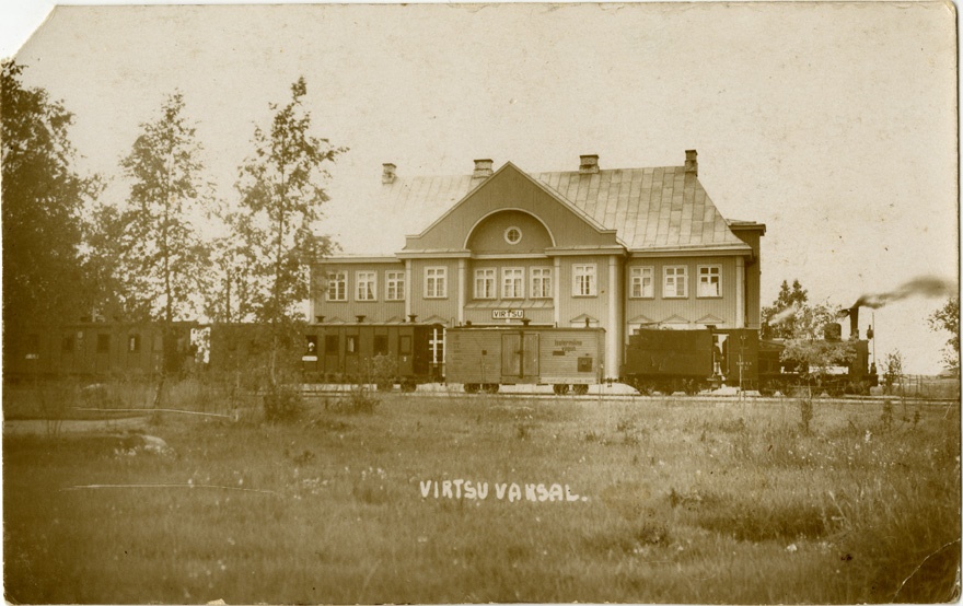 Virtsu raudteejaama reisijatehoone, ees rong. Raudteevalistsue projektbüroo