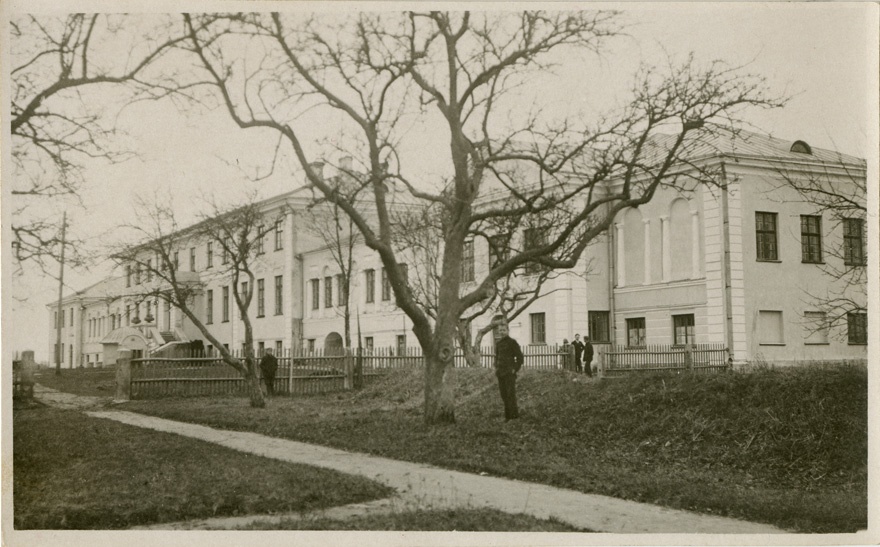 Läänemaa Õpetajate Seminari peahoone, fassaadivaade, ees puud. Rek Karl Burman