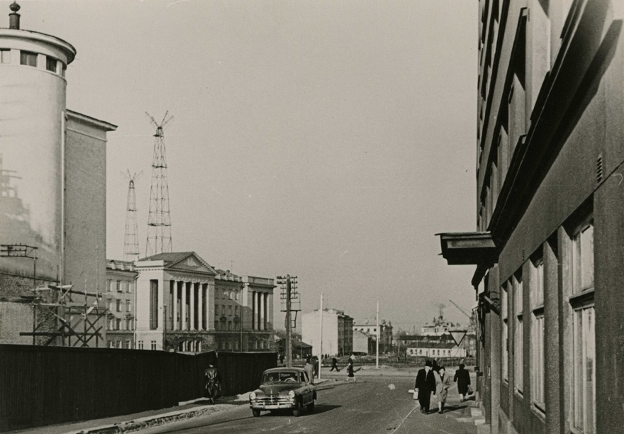 Vaade Pärnu mnt ja Liivalaia nurgale, taamal Mäetehnikumi hoone. 1950.-60. aastad