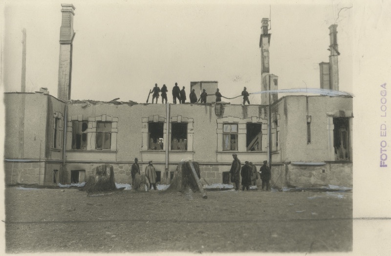 Tules hävinenud härrastemaja, kus asus saksa kirik ja algkool