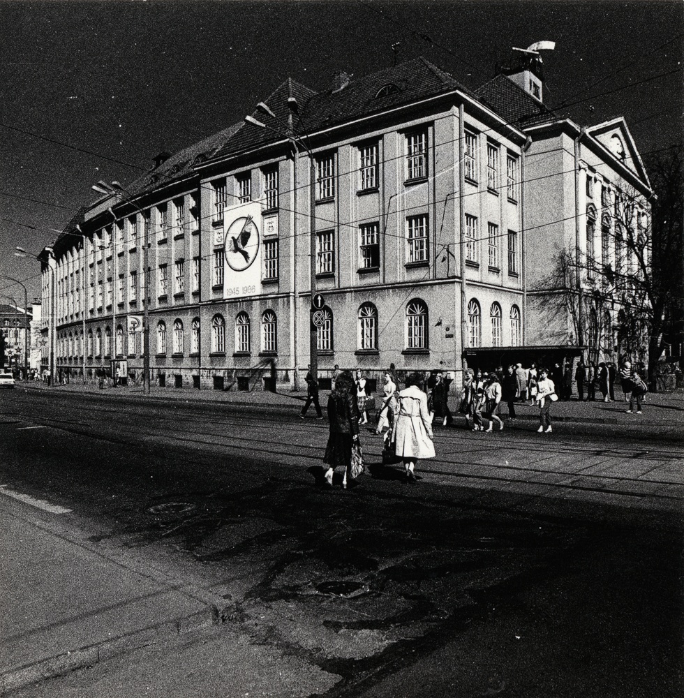 Endine Tütarlaste Kommertsgümnaasium, hilisem 7. keskkool ja Inglise kolledž. Vaade Pärnu mnt ja Estonia pst nurgalt, ees teed ületavad inimesed. Arhitekt Erich Jacoby, ins Aleksander Rosenberg