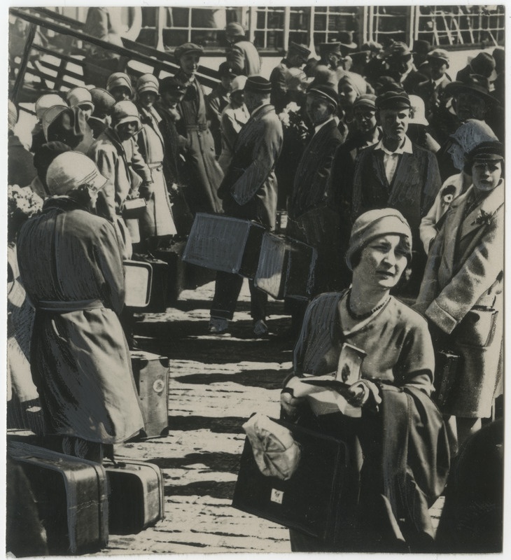 Eesti noored sadamas laeva ärasõitu ootamas