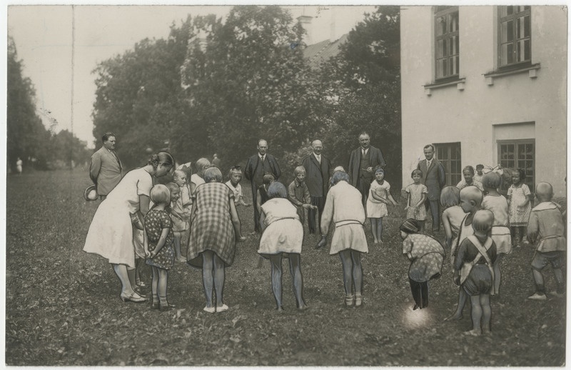 Riigi koolivalitsuse direktor Ollik ühes saatjatega mängumurul