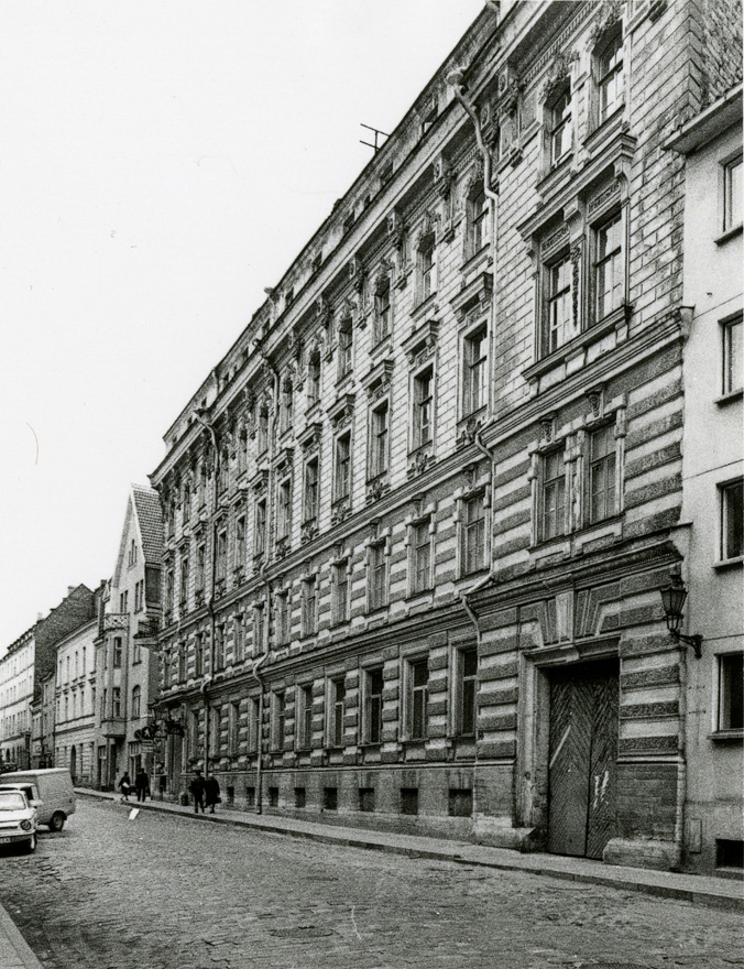 Endine pangahoone vanalinnas, vaade paremalt vasakult piki Vene tn. Arhitektid P. Schreiber, Nikolai Thamm vanem