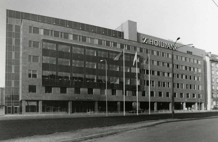 Panga- ja büroohoone (endine Hoiupank), fassaadivaade. Arhitektid Kari Mökkälä, Kullervo Kliimand (AB Kalle Rõõmus)