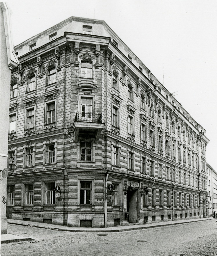 Endine pangahoone vanalinnas, hoone vaade nurgalt. Arhitektid P. Schreiber, Nikolai Thamm vanem