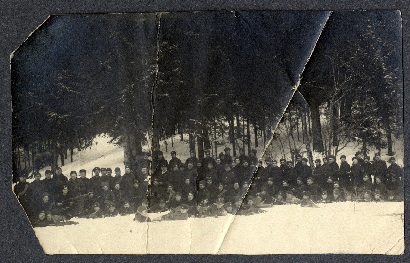 Eesti sõjaväelased grupifotol lumise metsa taustal