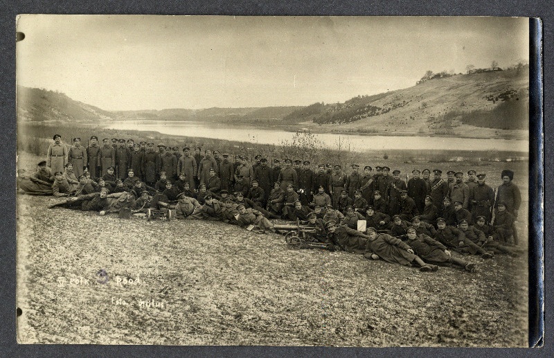5. Jalaväepolgu 3. rood grupifotol [nende seas leitnant Felix Roose?] maastiku taustal