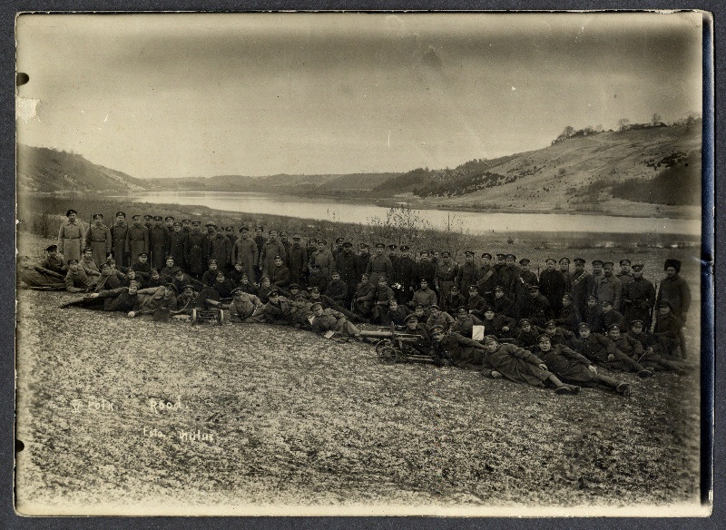 5. Jalaväepolgu 3. rood grupifotol maastiku taustal
