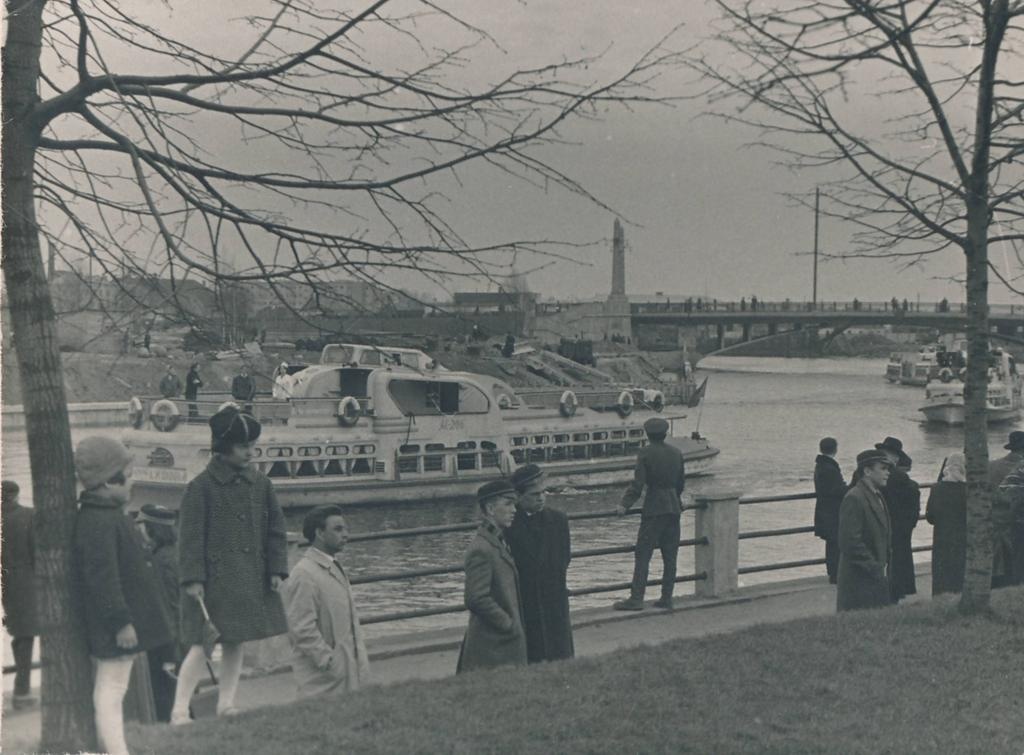 1. mai rongkäik. Pealtvaatajad jõekaldal. Tartu, 01.05.1966.a.