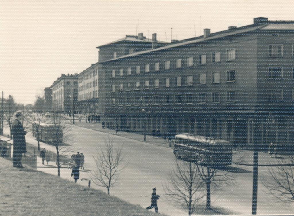 Tartu linnavaade. Riia tn (vaade Lille mäelt tänava suunas); bussiliiklus.  Esiplaanil hoone Riia mnt 9 (arh. Raul-Levroit Kivi).  1964.a.