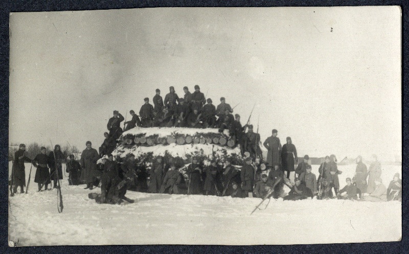[5. Jalaväepolgu?] salamaakuulajad grupifotol lumisel maastikul