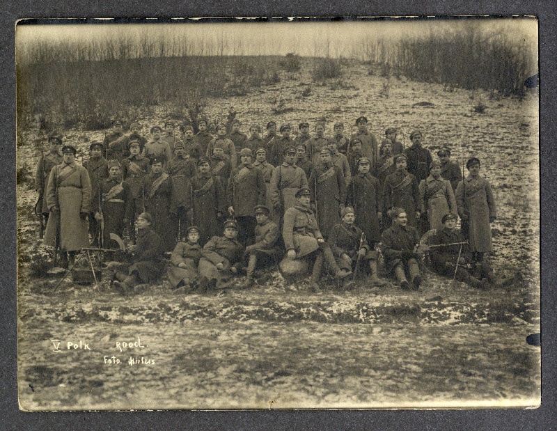 5. Jalaväepolgu jalamaakuulajate komando liikmeid grupifotol looduses