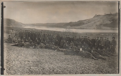 5. Jalaväepolgu rood grupifotol looduses  duplicate photo