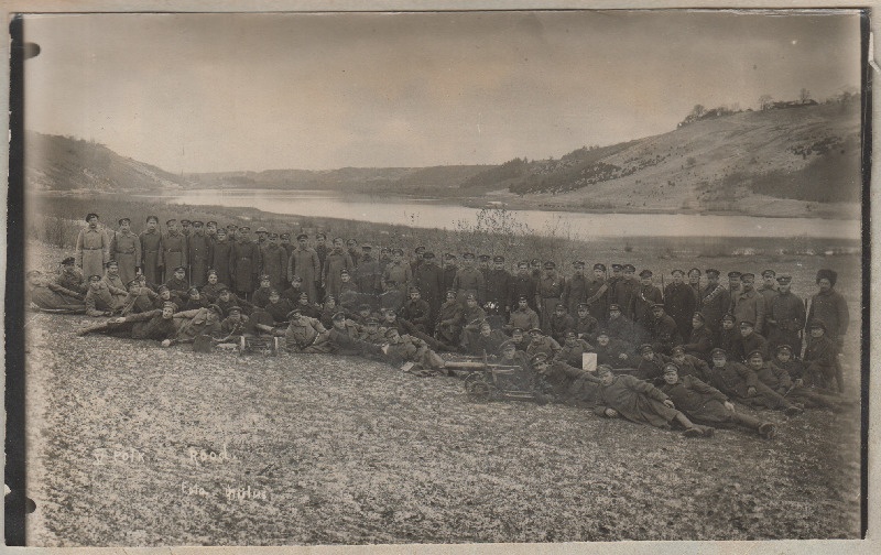 5. Jalaväepolgu rood grupifotol looduses