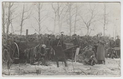 [Vene armee?] sõdurid grupifotol koos varustuse ja aurumasinatega talvisel ajal  duplicate photo