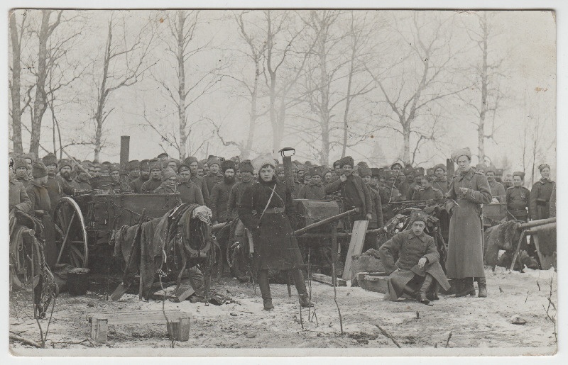 [Vene armee?] sõdurid grupifotol koos varustuse ja aurumasinatega talvisel ajal