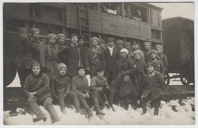 Tuvastamata sõdurid talvisel ajal grupifotol vaguni taustal  duplicate photo