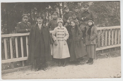 Ohvitserid [nende hulgas kolonel Siegfried Pinding, vasakul] koos naissoost kaaslastega grupifotol looduses  duplicate photo