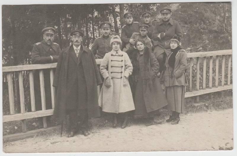Ohvitserid [nende hulgas kolonel Siegfried Pinding, vasakul] koos naissoost kaaslastega grupifotol looduses